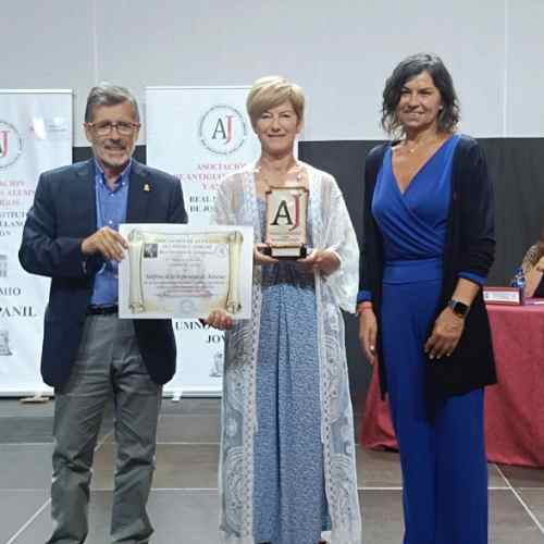 El-Teléfono-de-la-Esperanza-de-Asturias-recibe-el-Premio-Campanil-2025
