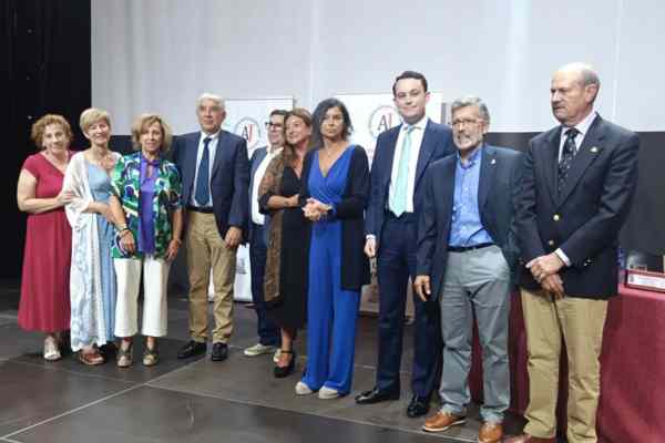 El-Teléfono-de-la-Esperanza-de-Asturias-recibe-el-Premio-Campanil-2025